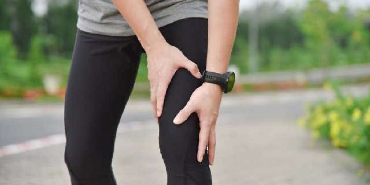 What is the cause of sudden knee pain without injury?